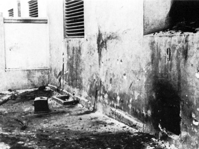 У Бриґідках – місце проведення розстрілів. Темні плями на стіні – сліди крові; також видно на стіні сліди рикошету куль