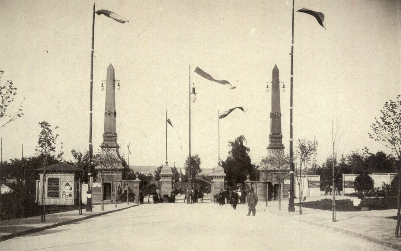 Головна брама Загальної Крайової виставки, що знаходилась на нин. вулиці Самчука. Фото 1894 року