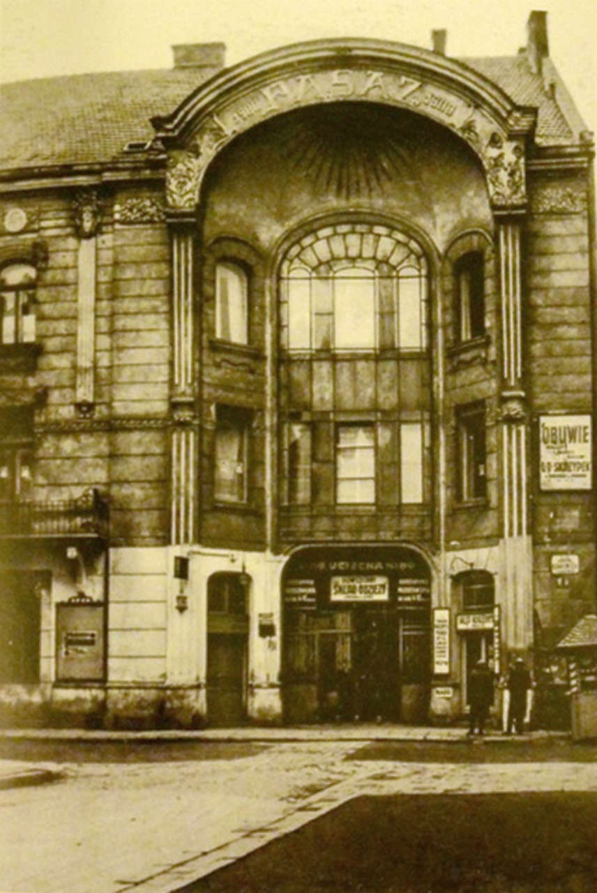 Вхід до пасажу Міколяша від нинішньої вулиці Вороного. Над входом вивіска кінотеатру "Втіха". Фото міжвоєнної доби