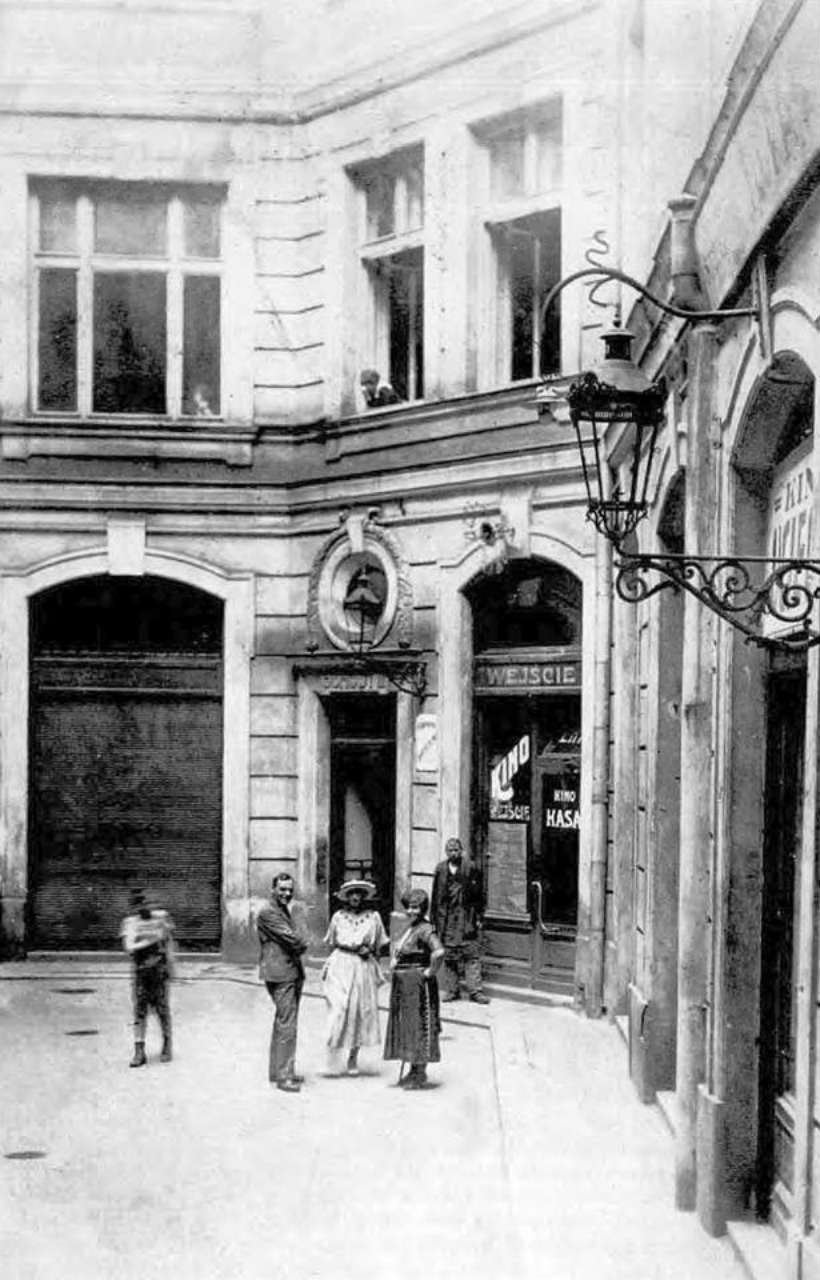 Внутрішнє подвір'я кінотеатру "Втіха". Фото 1931 року