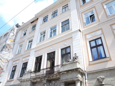 Театральна, 10