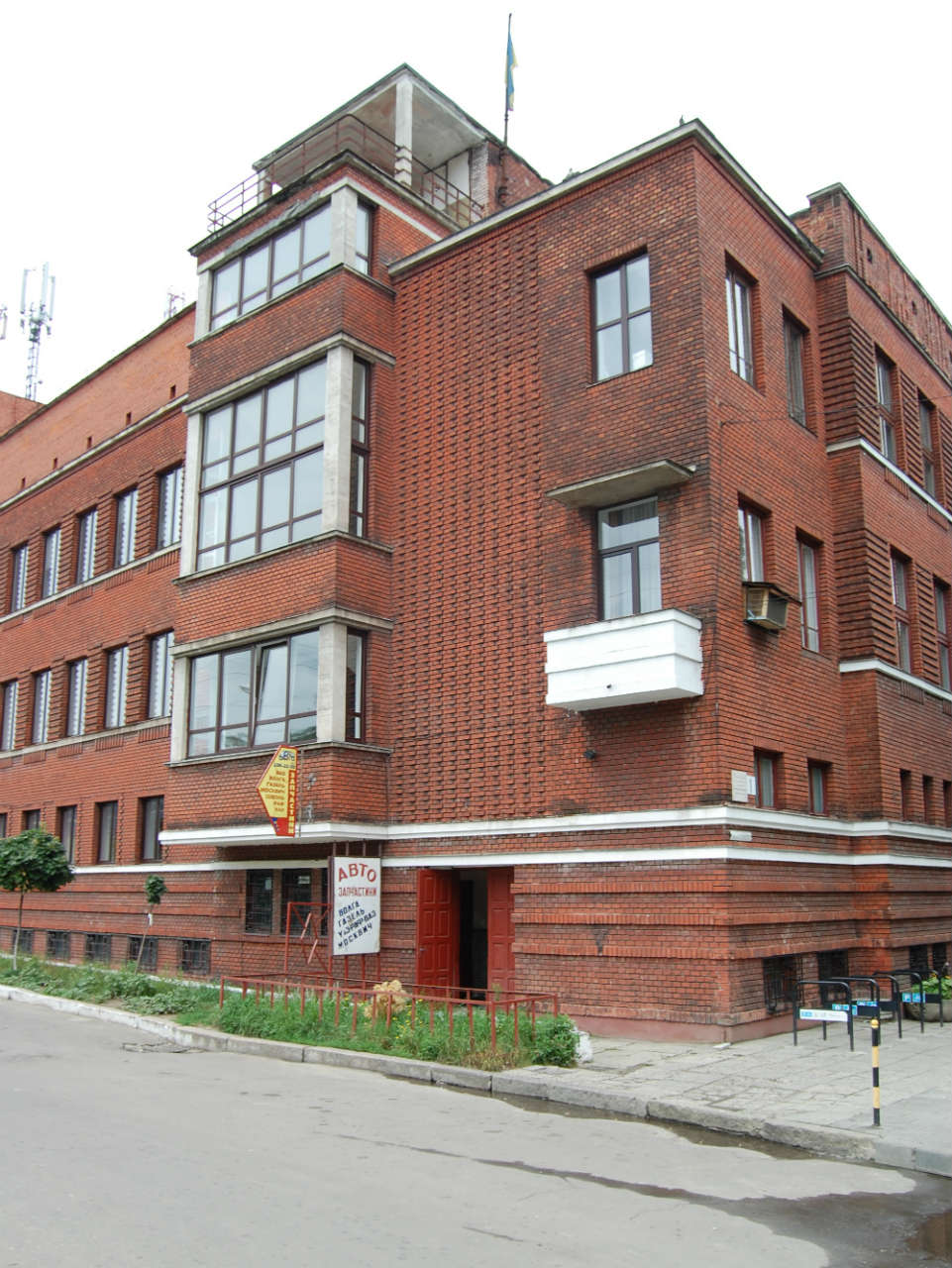 Вид на торцеву частину Палацу імені Хоткевича. Фото 2015 року