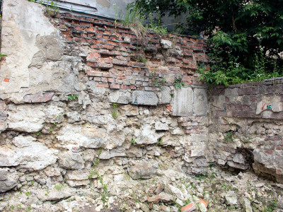 Вцілілі залишки синагоги «Золота Роза» у Львові, фото 1 липня 2015 року