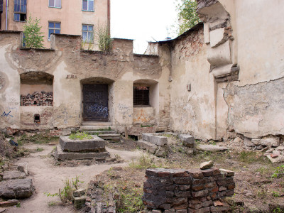 Вцілілі залишки синагоги «Золота Роза» у Львові, фото 1 липня 2015 року