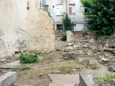 Вцілілі залишки синагоги «Золота Роза» у Львові, фото 1 липня 2015 року