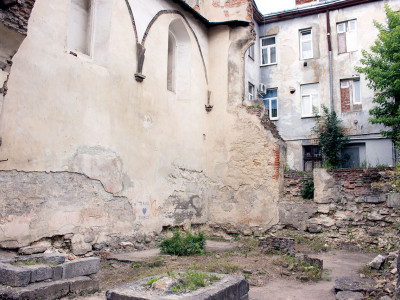 Вцілілі залишки синагоги «Золота Роза» у Львові, фото 1 липня 2015 року