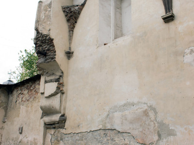 Вцілілі залишки синагоги «Золота Роза» у Львові, фото 1 липня 2015 року