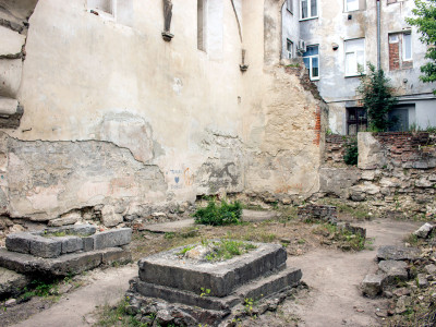 Вцілілі залишки синагоги «Золота Роза» у Львові, фото 1 липня 2015 року