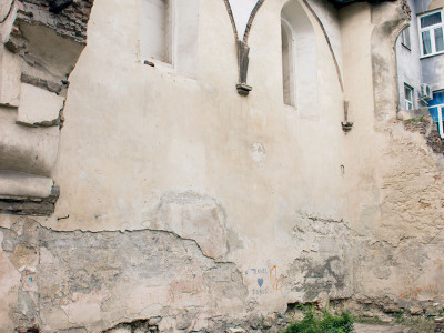 Вцілілі залишки синагоги «Золота Роза» у Львові, фото 1 липня 2015 року