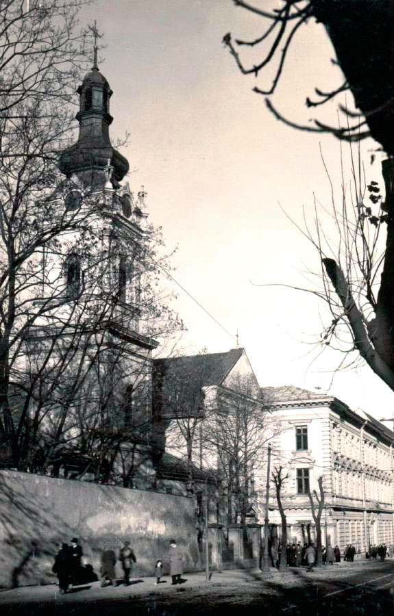 Церква св. Духа на вул. Коперника у 1930 р. Позаду - навчальні корпуси Богословської Академії (колись - духовної семінарії), побудовані кардиналом Сембратовичем.