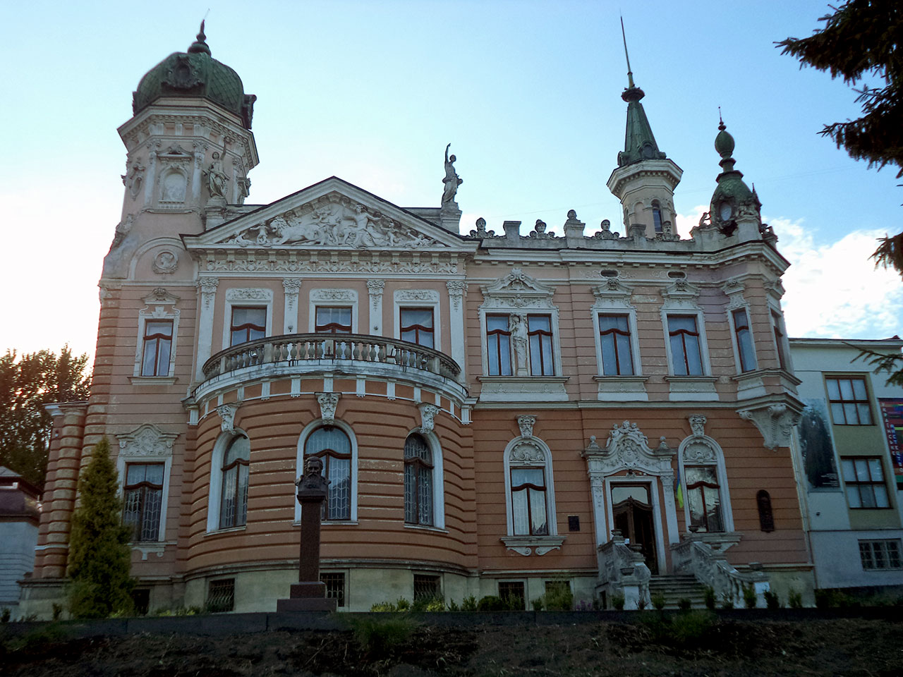 Будівля Національного музею імені Андрея Шептицького на вулиці Драгоманова у Львові