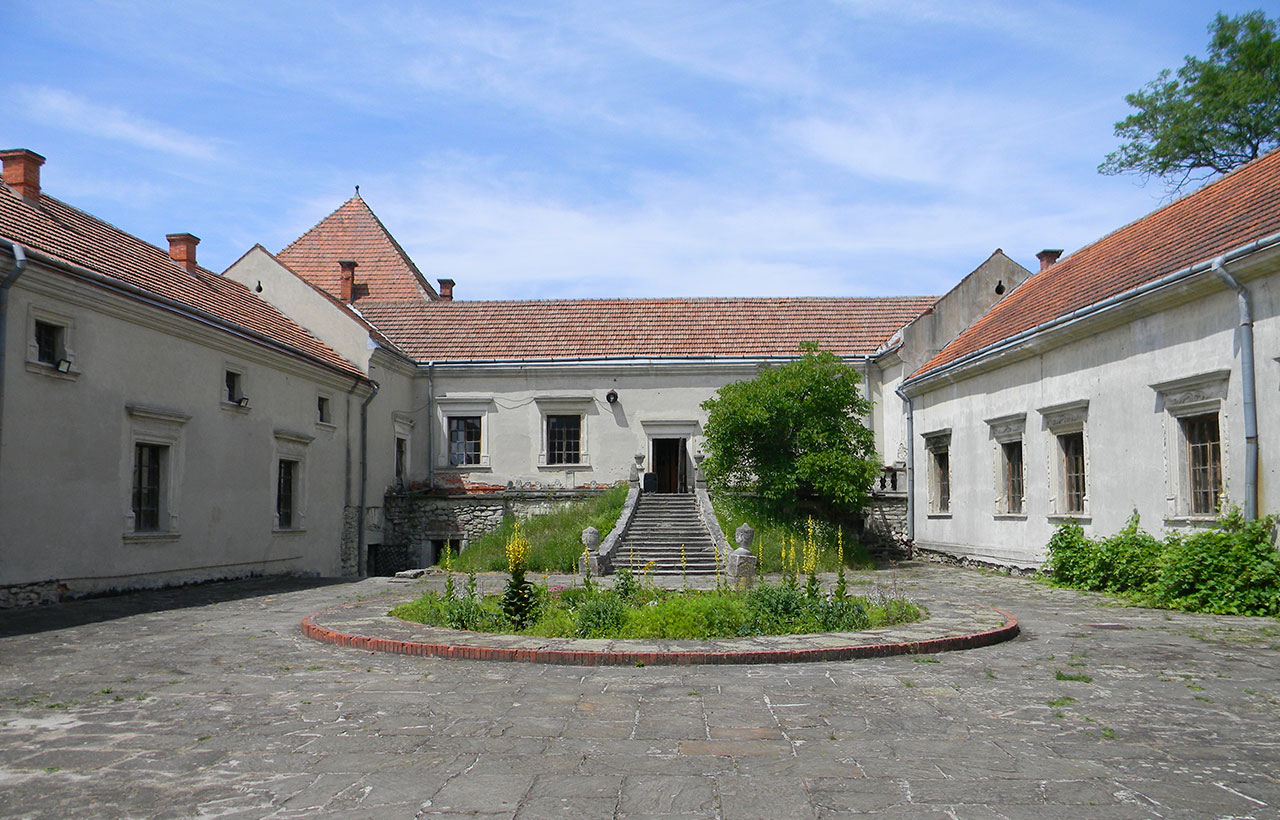 Внутрішній двір Свірзського замку, фото 2015 року