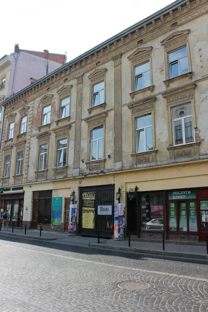 Перший український театр для дітей та юнацтва на вулиці Гнатюка, у дворі цієї будівлі до 1939 року знаходився єврейський театр. Фото 2015 року