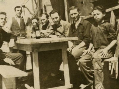 Львів, Підзамче. Перекур у столярній майстерному цеху на вул. Волинській, 20, фото 1954 року