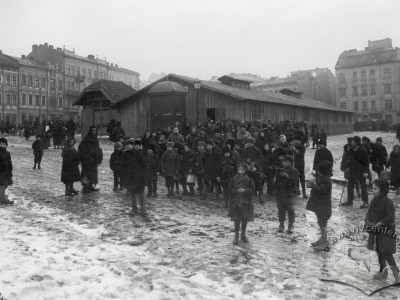 Львів. "Дешева кухня" для дітей на ринковій площі Теодора, фото 1914-1915 років