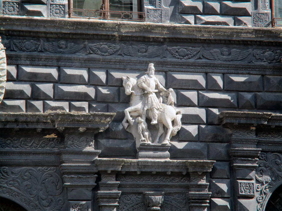 Святий Мартин на фасаді Чорної кам’яниці у Львові на площі Ринок, фото 2015 року