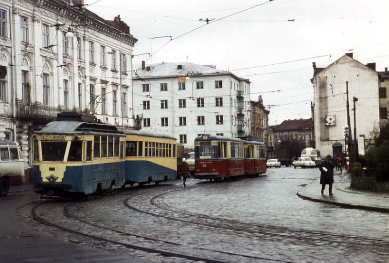Львів, трамваї на площі Радянській (сучасна площа Митна), фото 1970 року