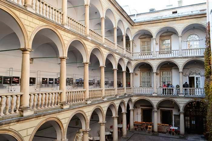 Італійський дворик (фото з сайту lvivandtravel.blogspot.com/)