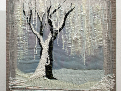 Експозиція виставки художнього текстилю "Шовк і льон"