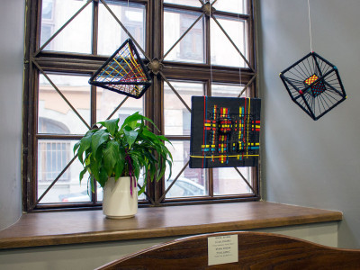 Експозиція виставки художнього текстилю "Шовк і льон"