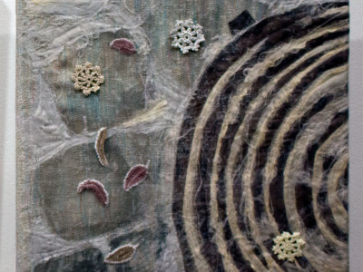 Експозиція виставки художнього текстилю "Шовк і льон"