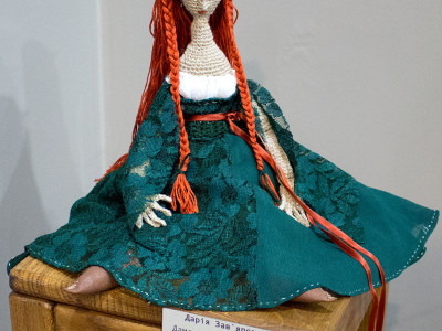 Експозиція виставки художнього текстилю "Шовк і льон"