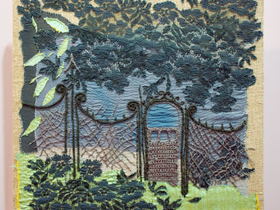 Експозиція виставки художнього текстилю "Шовк і льон"