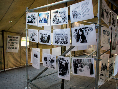 Виставка фотографій, плакатів та документів "Революції на граніті"