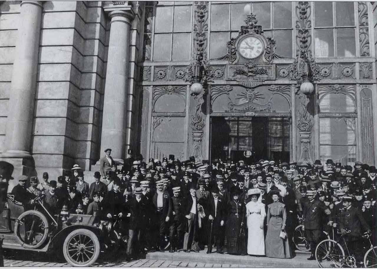 Одна із перших світлин, на котрих зображено автомобіль у Львові. Авто Роллс-Ройс Сілвер Гост. Фото 1907-1910 рр.