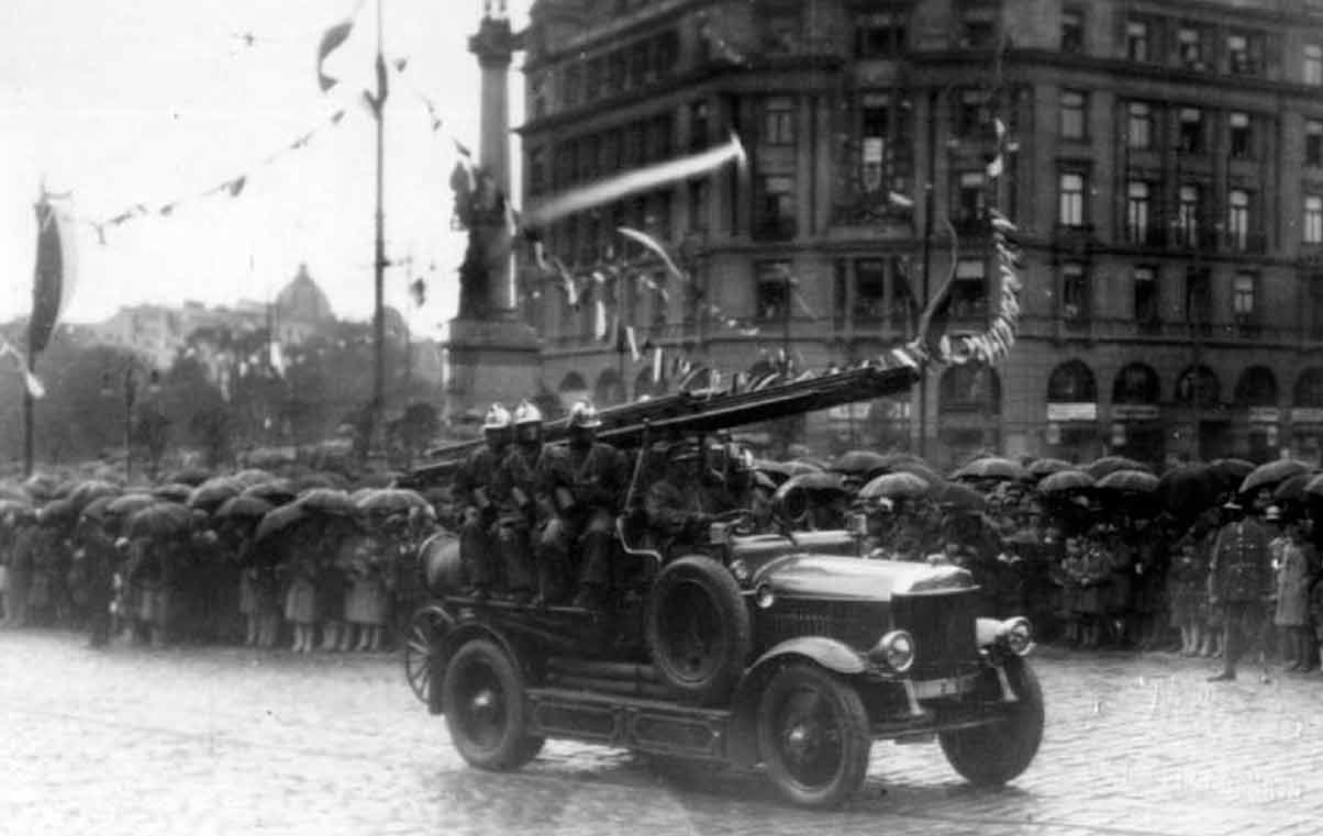 Пожежний автомобіль у Львові перед пам’ятником Міцкевича. Фото початку XX ст.