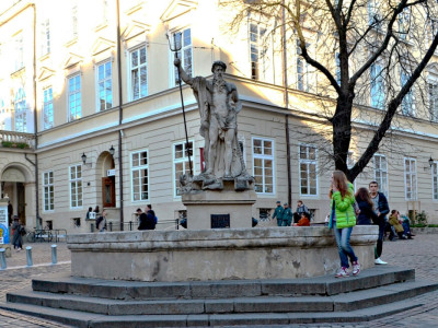 Площа Ринок у Львові, криниця Нептуна. Фото Тетяна Жернова, 2015 рік