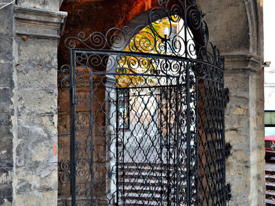 Львів, криниця у дворику Бернардинів. Фото Тетяна Жернова, 2015 рік