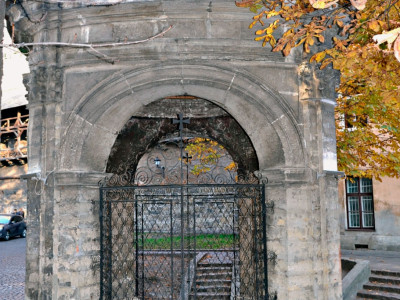 Львів, криниця у дворику Бернардинів. Фото Тетяна Жернова, 2015 рік