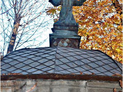 Львів, криниця у дворику Бернардинів. Фото Тетяна Жернова, 2015 рік