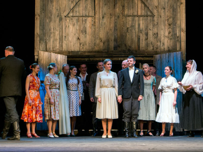 Сцена з вистави “Століття Якова. Перше кохання”.