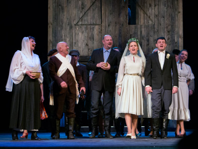 Сцена з вистави “Століття Якова. Перше кохання”.