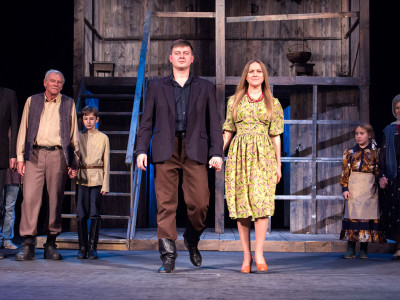 Сцена з вистави “Століття Якова. Перше кохання”.