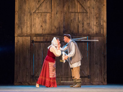 Сцена з вистави “Століття Якова. Перше кохання”.