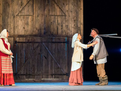 Сцена з вистави “Століття Якова. Перше кохання”.