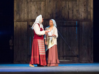 Сцена з вистави “Століття Якова. Перше кохання”.