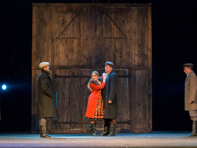 Сцена з вистави “Століття Якова. Перше кохання”.