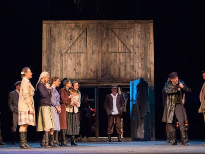 Сцена з вистави “Століття Якова. Перше кохання”.