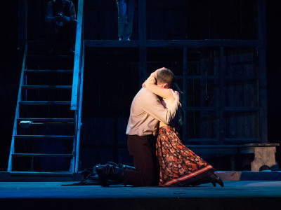 Сцена з вистави “Століття Якова. Перше кохання”.