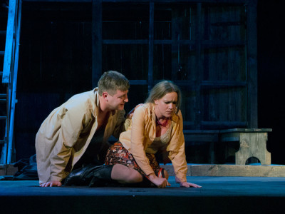 Сцена з вистави “Століття Якова. Перше кохання”.