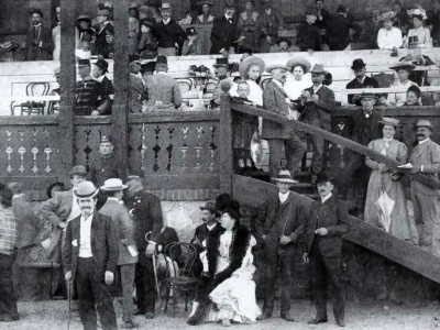 Трибуни другого львівського іподрому. Фото 1904 року. Автор: Марек Мюнц