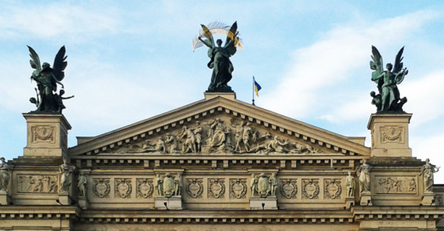 Фронтон Львівської Опери: "Слава" по центру, "Драма і Крмедія" та "Музика" по боках. Петро Войтович