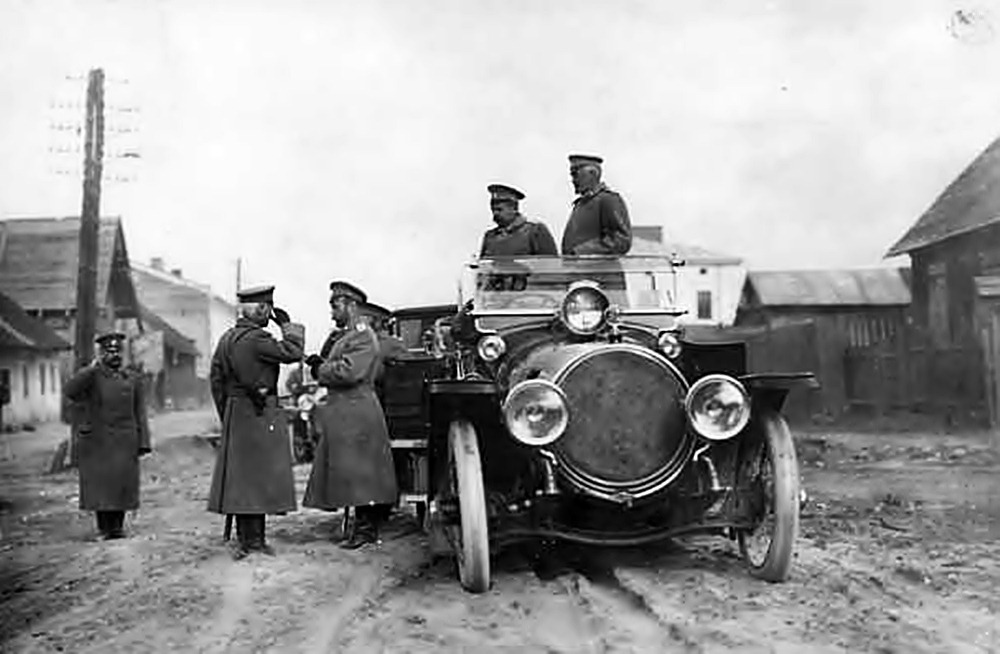 9 квітня 1915 року. Російський імператор Микола ІІ приїхав до Львова. Його зустрів і рапортує генерал-губернатор граф Бобринський (зустріч відбулась на перехресті сучасних Личаківської та Пасічної)