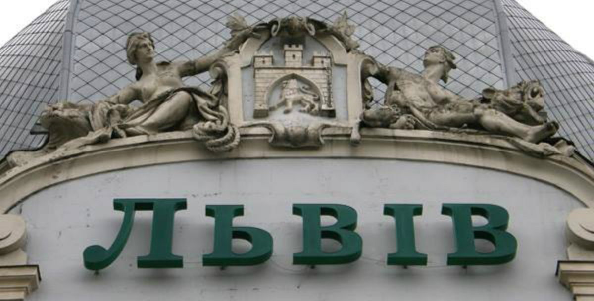 Скульптурна група Петра Войтовича над входом до головного залізничного вокзалу