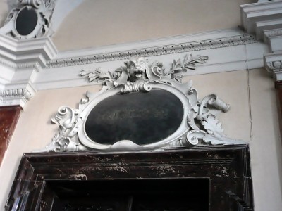 Якщо уважно придивитися, між лавровим гіллям побачите псячий писок