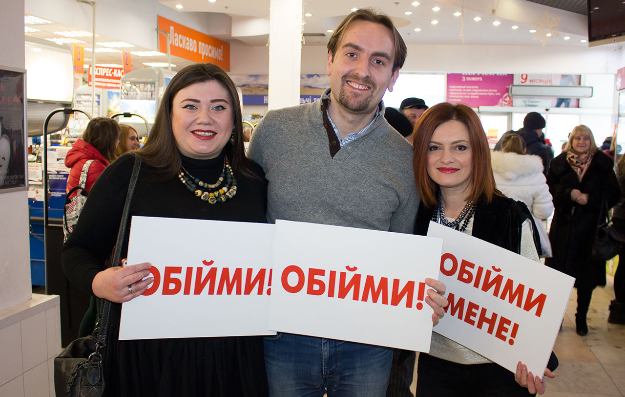 У день обіймів усі охочі змогли пообійматися з львівськими "зірками"